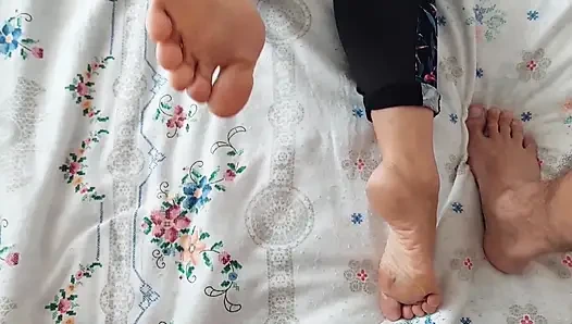 Amatör Sarışın Olgun Eş Ayak Fetişi ve Seksten Hoşlanıyor