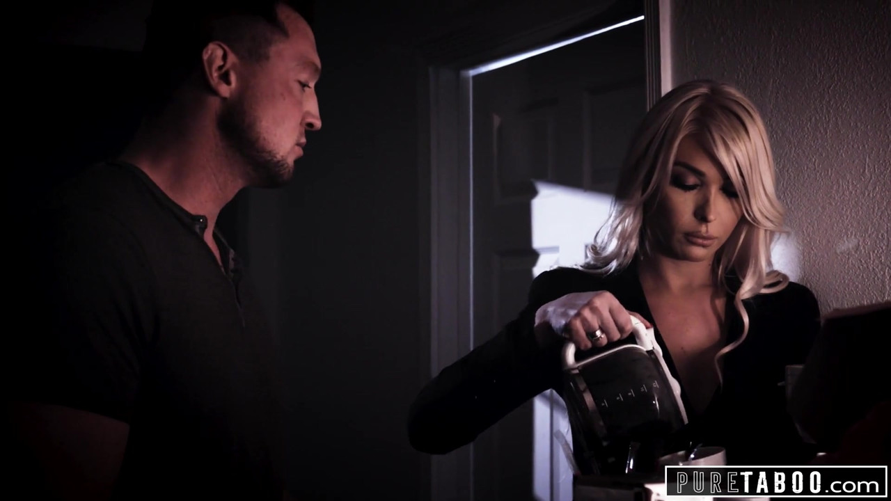 純粋なタブー、セクシートランスガールが悲しみの男をやる