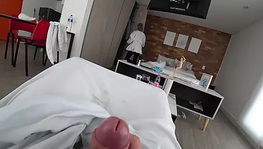 ÖFFENTLICHER SCHWANZ BLANKZIEHEN. Zimmermädchen beobachtete mich beim wichsen und zeigte mir ihren großen latina-arsch.