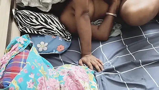 Hintli evli kadın arkadaşımı sikerken karımın yarağını yalıyor