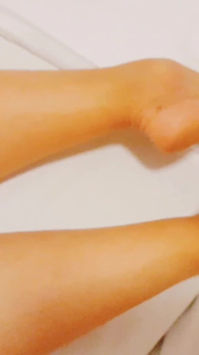 Selena的裸体姿势和身体崇拜