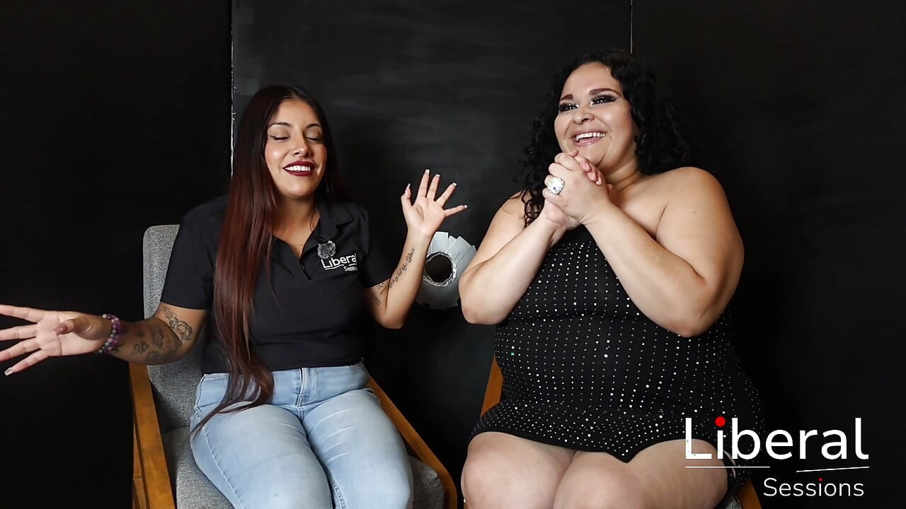 BBW SUCKS THE DICK OF TWO GUYS IN GLORY HOLE