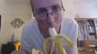Auto-baise avec une banane ... puis mange