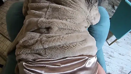 Aku lagi asik nyepong kontol dan ngentot gaya doggy sambil bugil!