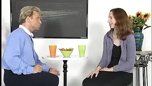 Casting-küken spielt mit ihrer nassen möse