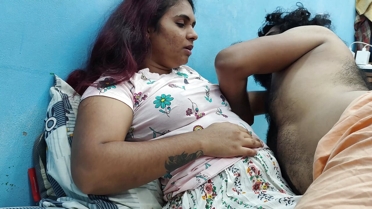 Peitos se beijam com lambida de umbigo
