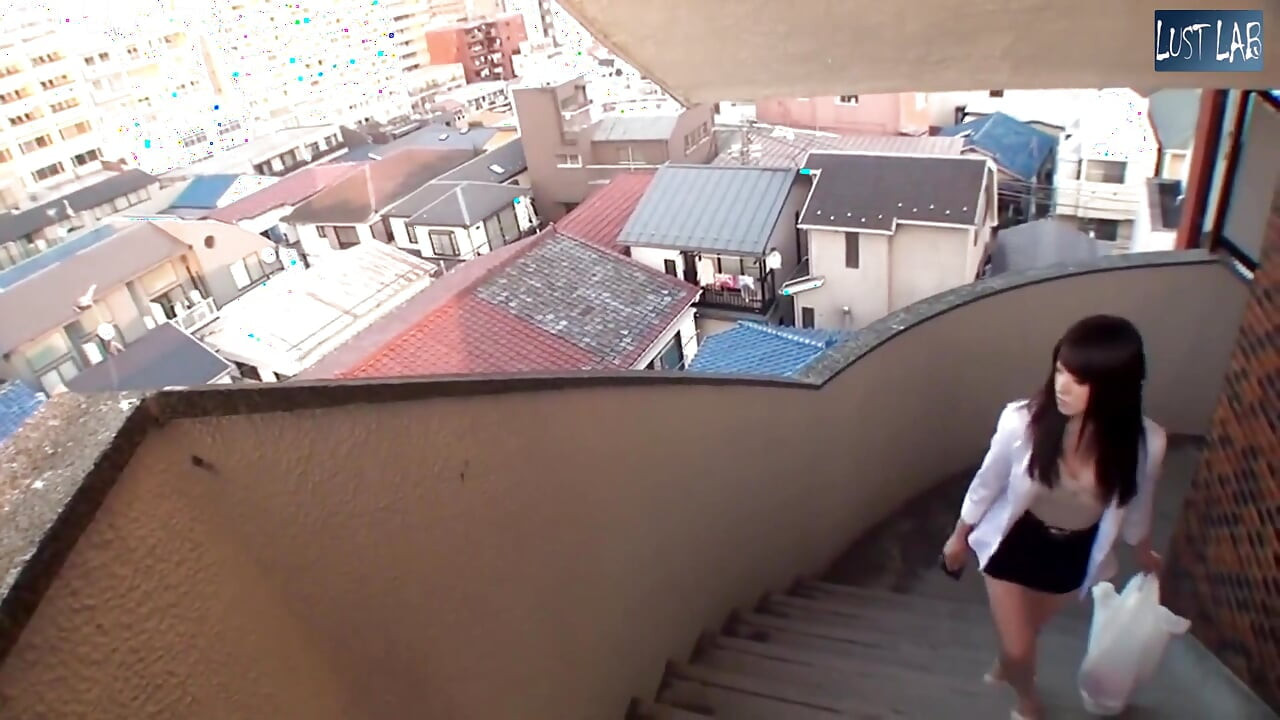 Balkon çamaşırları bakış açısı - evli bir komşu yol boyunca cesur tepkisini fark ediyor - bölüm 1