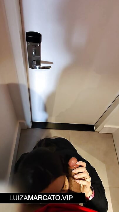 大黑屌在我等我的房间时在酒店操我