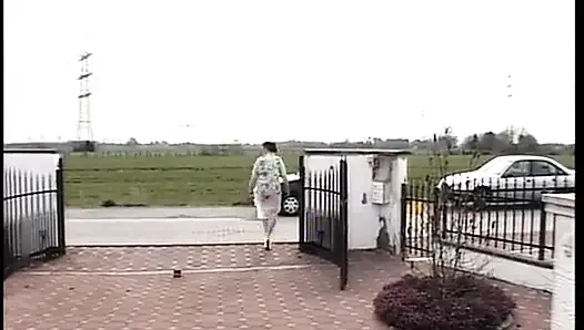 Крошку из Германии раздали после давки членом в любительском видео