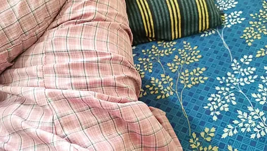 Verheiratete frauen und ihre stiefschwester dreier im bett