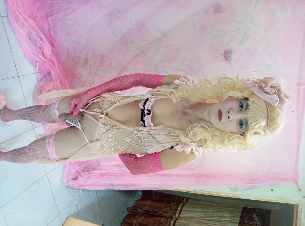 Oanh Le wearing sexy clothes is a selfie