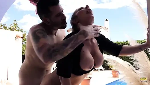 Büyük memeli ateşli İtalyan kız.