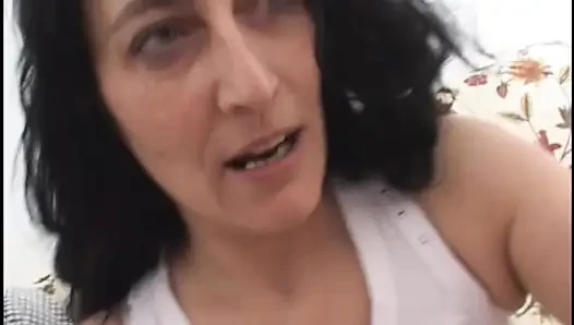Die geile Nachbarin bekommt alle verfügbaren Schwänze