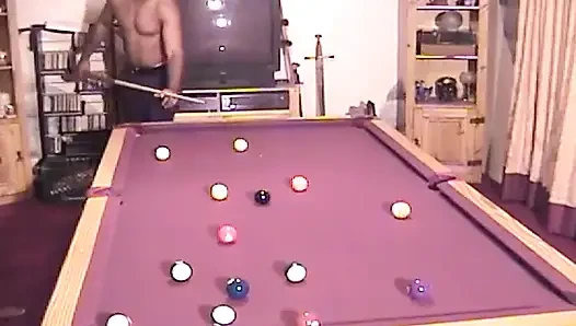 Mollige ebenholz-MILF genießt nach dem pool-spiel zwei schwänze