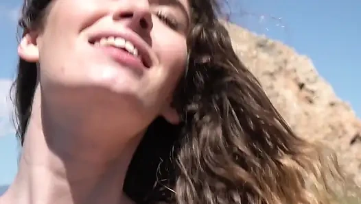 Seksi yoga hocası ve genç, o kadar utangaç değil - açık havada seks