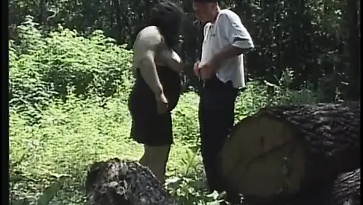 Büyük memeli olgun esmer açık havada sikişiyor