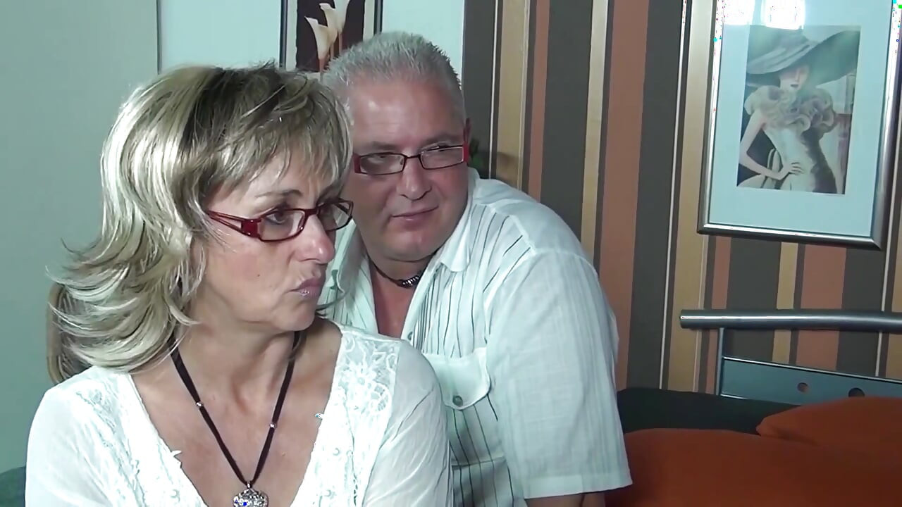 Trío maduro con milfs cachondas lamiendo y acariciando polla