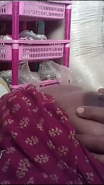 Detik menjatuhkan rahang dari "Isteri rumah kampung desi India bercium panas suami"