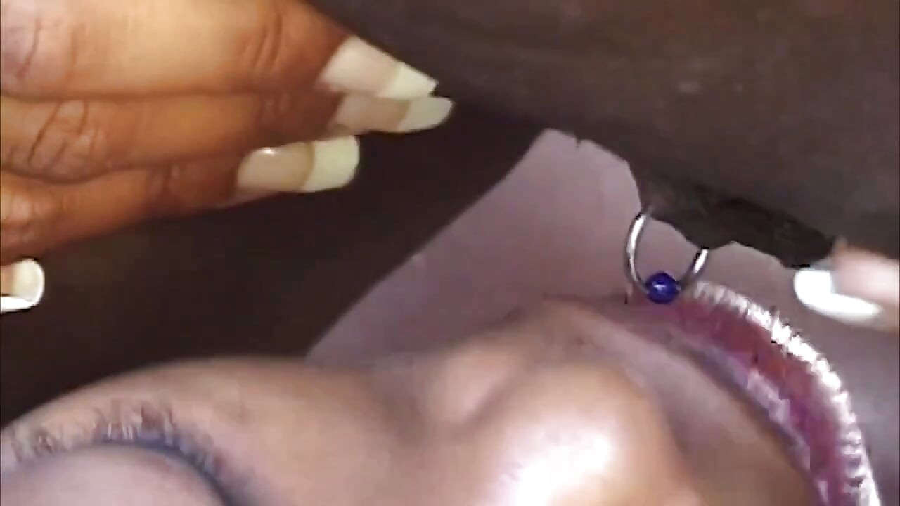 Lesbian sange kulit hitam lagi asik muasin memeknya pakai mainan seks dan lidah di luar ruangan