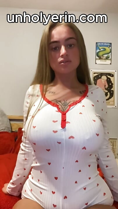 Škotska napaljena tinejdžerka sama u svojoj sobi prstima svoju usku pičku