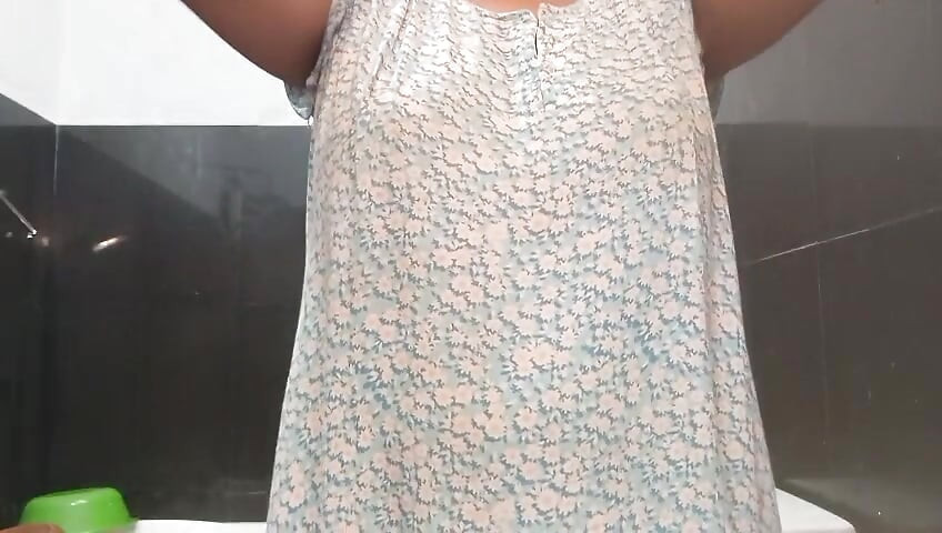 Ella juega bien su coño emocionado con el que está bien emocionada en la paja en la habitación del baño con tetas de pantano