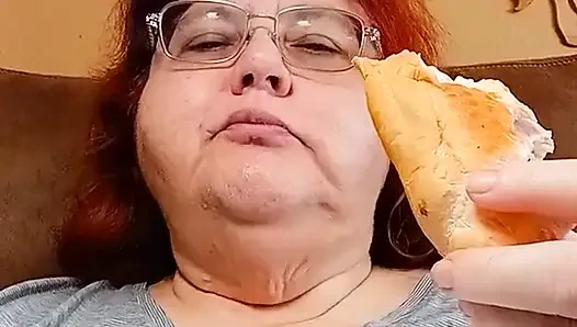Makan roti lapis bolo untuk gadis gemuk yang memakan penggemar!