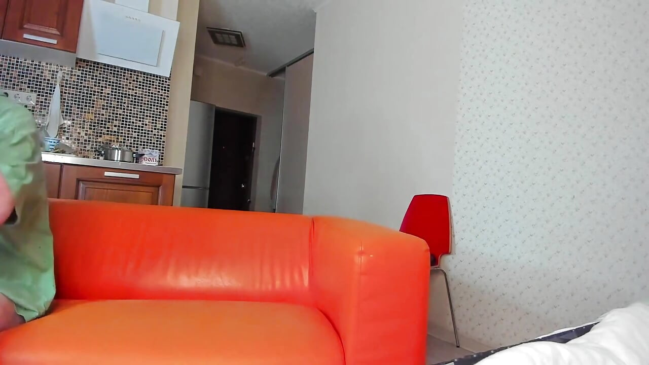 Teruskan menghisap saya di Sofa Oren itu!