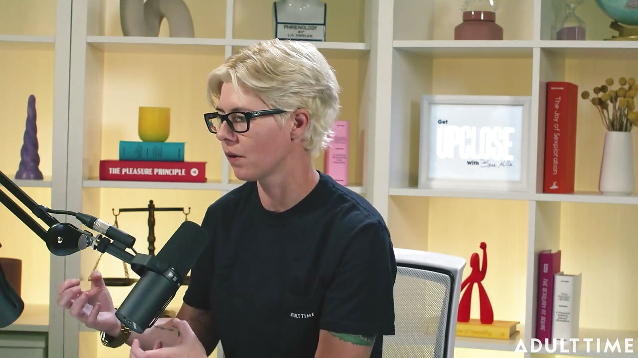 Breaking Shame Cycles & Being True to Yourself, with Khloe Kingsley!  the Adult Time Podcast