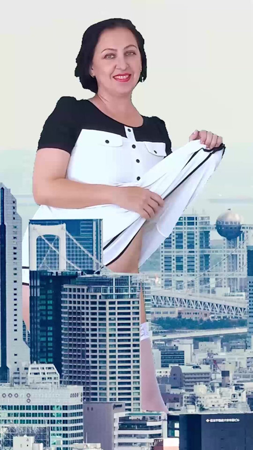 Wow! A giant lady without panties walks around the city. She's as tall as King Kong! Amazing show of a giantess! 2