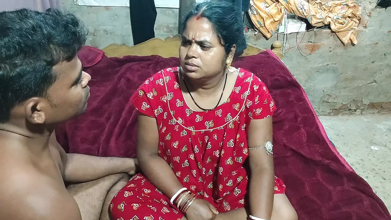 The neighbor brother-in-law made the sister-in-law naked and inserted a finger in her pussy