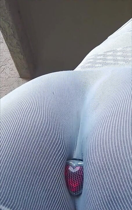 É claro que eu tenho que andar na minha roupa de malha com um plug. Foda-se esses cus tensos!