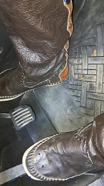 Soft leather flat boots pedal pump
