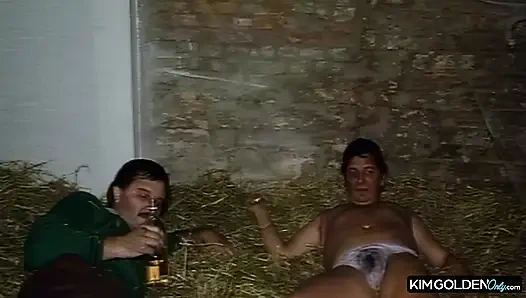 Heisser Dreier in der Scheune mit geiler Bruenetten