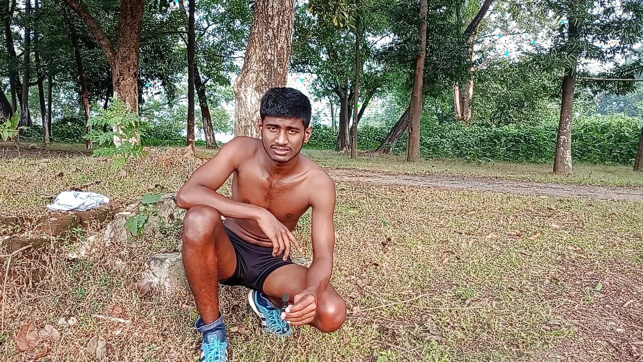 あなたの一口のトレーニングは女の子をあなたの膝の上に置いてください