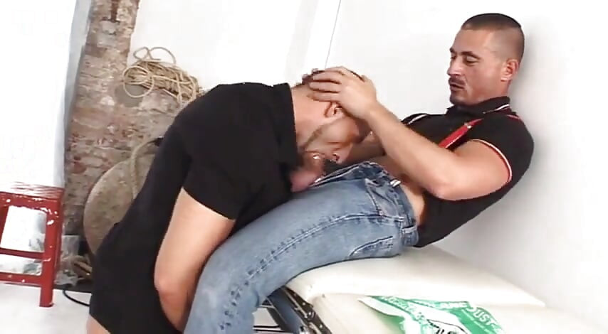 Eu vou punir você com meu punho na sua bunda até você gozar