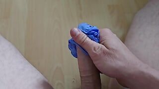 J’ai dorloté ma bite avec un gant en latex.