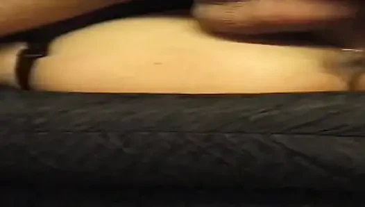 Retro reifes schätzchen squirtet wild aus intensiver finger-action