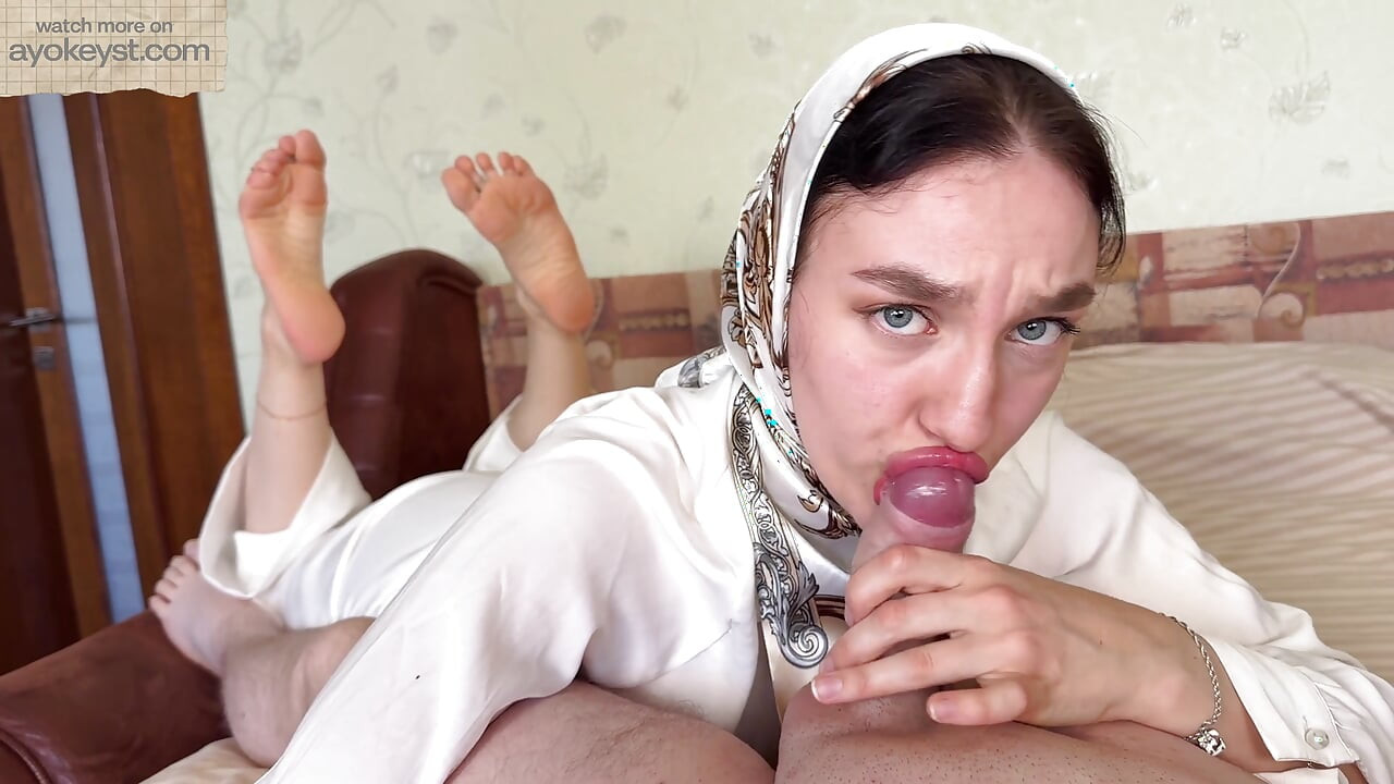 Gorge profonde et footjob de Sexy Beauty en Foulard