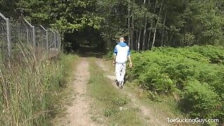 Этот горячий спортивный ебарь на пробежку в лесу, когда он решает немного повеселиться