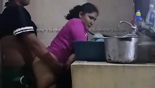 Karyawan ngentot dan nyepong kontol sambil cuci piring