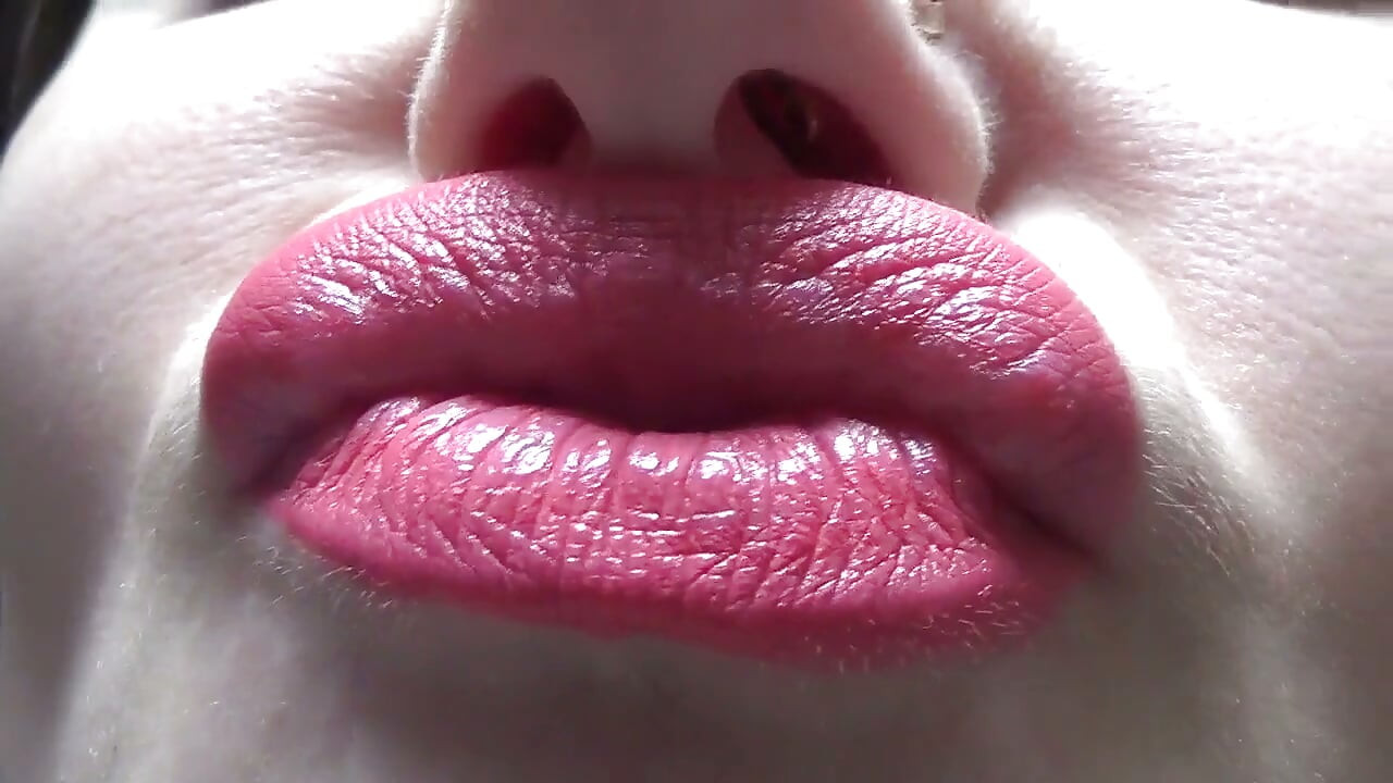 Küssen und entengesicht mit großen rosa lippen