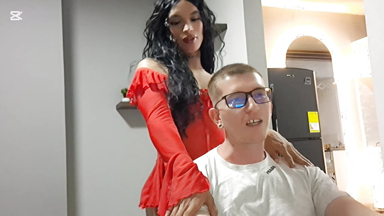 Pronašla sam sobu svog dečka i jebem ga u guzicu dok mu ne dam puno mlijeka (Valeria Toro)