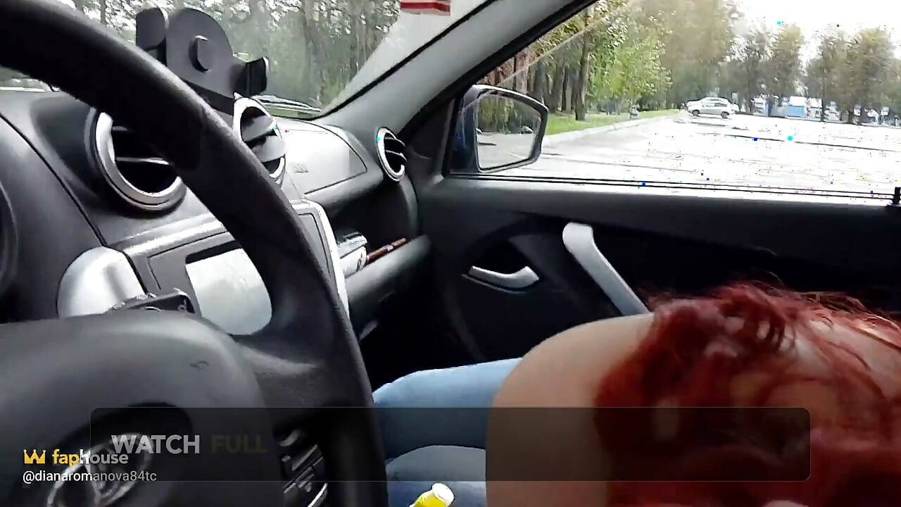 Je Suis Une Salope Russe, Qui Fait Une Fellation Topless Dans Une Voiture Sur Un Parking Public!