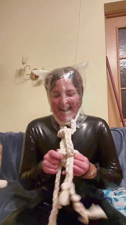 2 lateks kedi kıyafeti ve plastik torbada 5 dakika