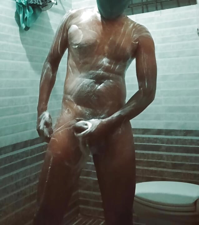 Seksi mladi dečko gol se kupa u kući