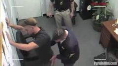 I poliziotti sbattono i sospetti stravaganti