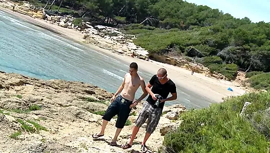 Şehvetli kaltağın derin doldurulmuş ıslak kutusu sikiş deliği dölle dolu minyon görünüyor