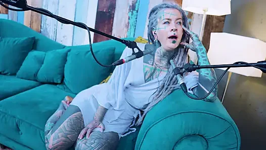 Ich spreche über L - LOVE - ASMR podcast SFW spricht goth dünnes mädchen dreadlocks tattoo-modell inked mädchen