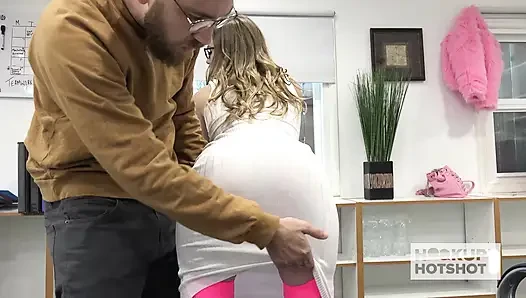 Розовую щель Ashley Lane трахает в офисе хуй!