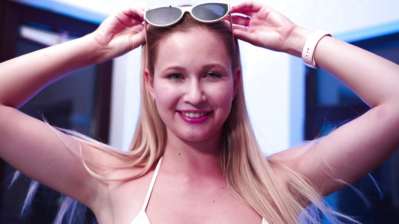 Tánc közben bedugta a kezét a farmerjébe, és maszturbálni kezdett